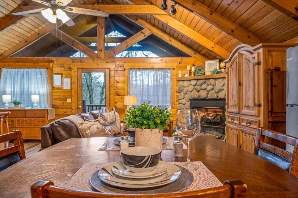 סביירוויל Log Cabin, Hot Tub, Fireplace, Pool Table & Views! מראה חיצוני תמונה