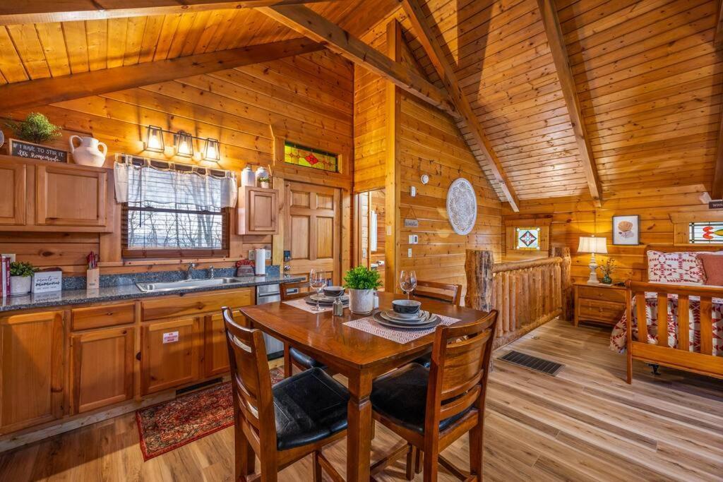 סביירוויל Log Cabin, Hot Tub, Fireplace, Pool Table & Views! מראה חיצוני תמונה