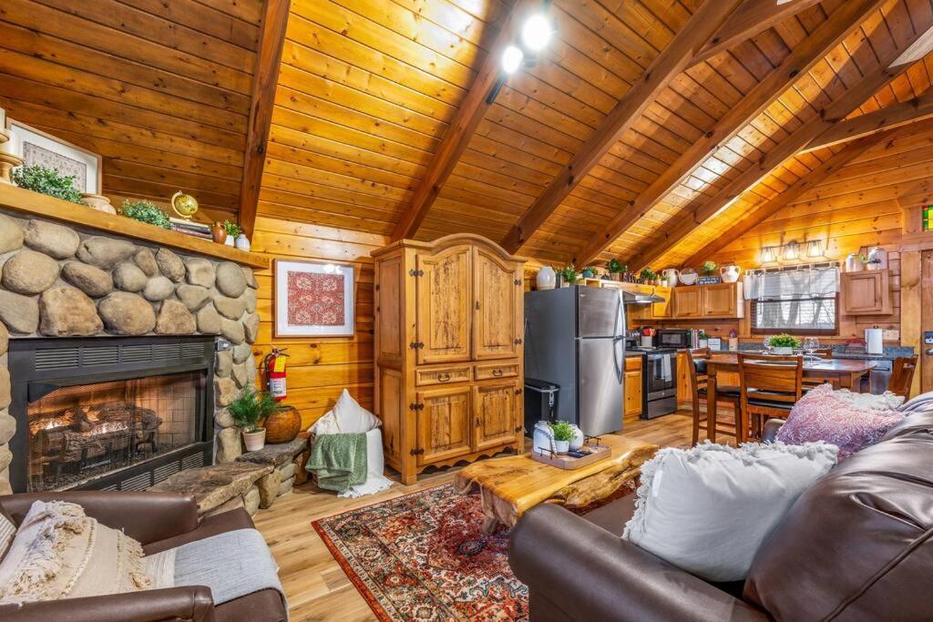 סביירוויל Log Cabin, Hot Tub, Fireplace, Pool Table & Views! מראה חיצוני תמונה